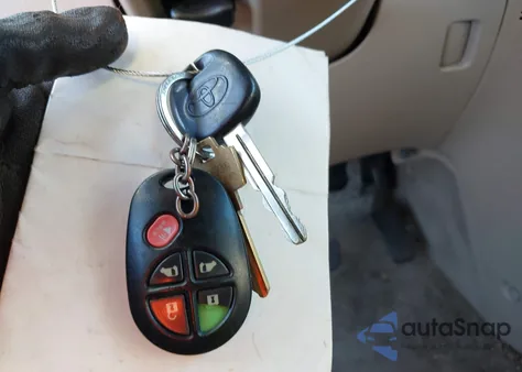 2010 Toyota Sienna Xle z USA, uszkodzony, nr VIN 5TDDK4CCXAS032476